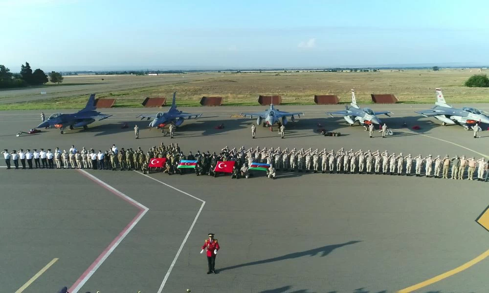 Πέντε τουρκικά αεροσκάφη F-16 πετούν πάνω από το Αζερμπαϊτζάν